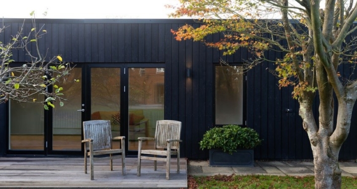 Product: Austrian Larch, charred, brushed and oiled. Architects: George & James Architects