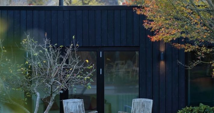 Product: Austrian Larch, charred, brushed and oiled. Architects: George & James Architects